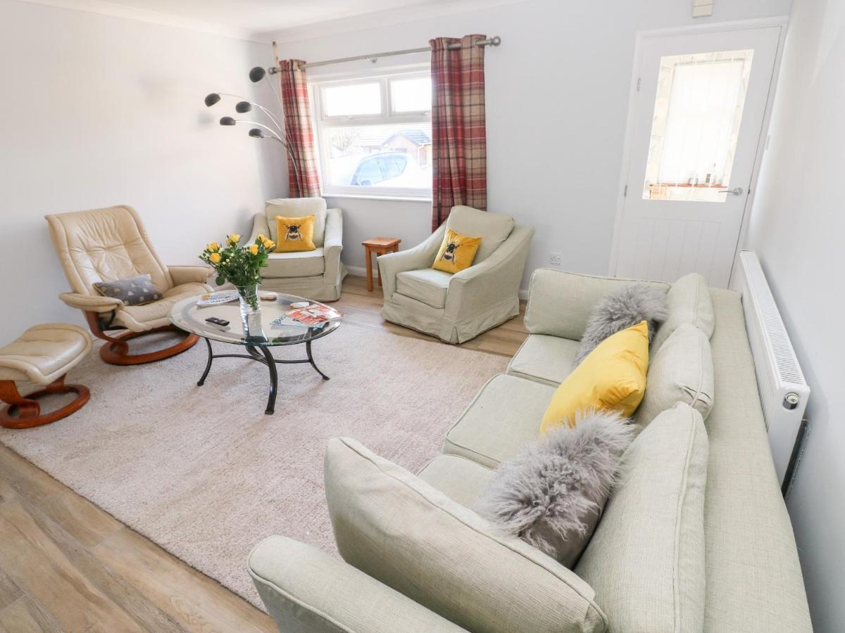 1 Gloucester Way Pembroke Dock Bagian luar foto